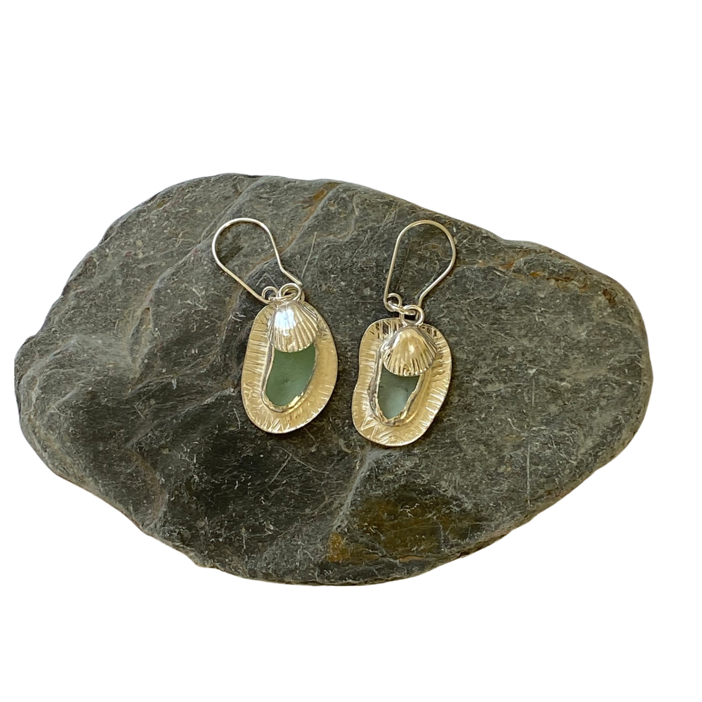 Ocean Sea Glass with Clam Charm - Love Beach Beads