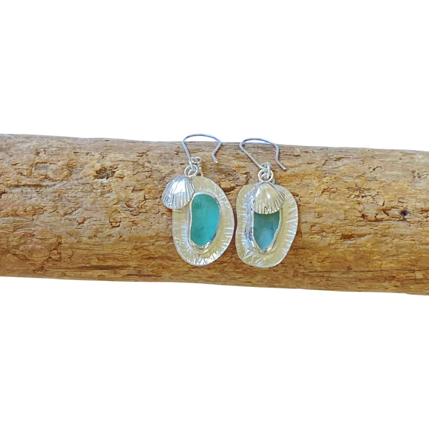 Ocean Sea Glass with Clam Charm - Love Beach Beads